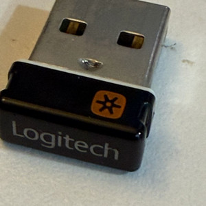로지텍 유니파잉 USB 수신기입니다로지텍 마우스나 키보드 연결할 때 사용합니다모델명은 Lz4278s-dj입니다