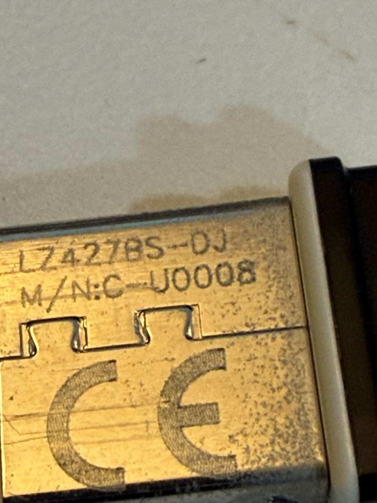 로지텍 유니파잉 USB 수신기입니다로지텍 마우스나 키보드 연결할 때 사용합니다모델명은 Lz4278s-dj입니다--1