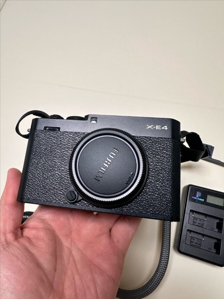 후지필름 X-E4 미러리스 카메라 이미지