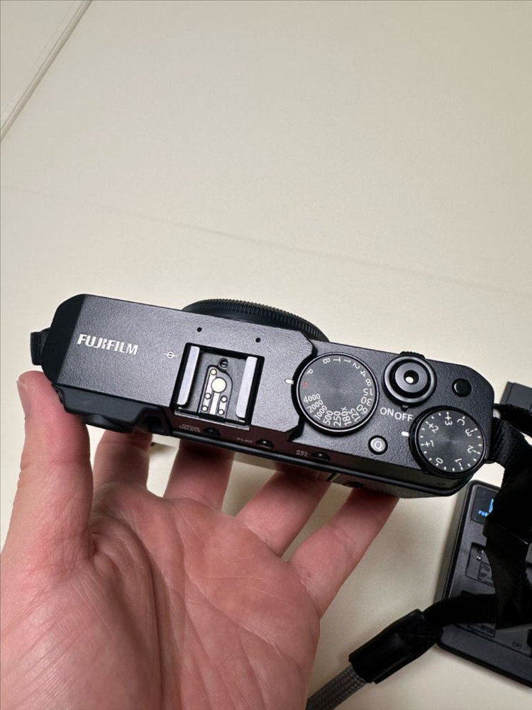 후지필름 X-E4 미러리스 카메라 이미지