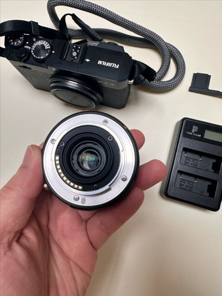 후지필름 X-E4 미러리스 카메라 이미지