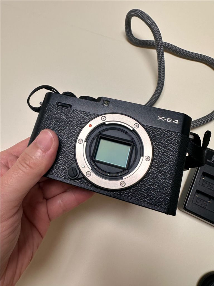 후지필름 X-E4 미러리스 카메라 이미지