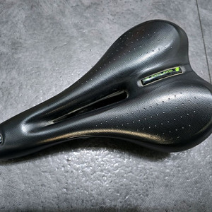 셀레이탈리아 스포투어러 FLX 맨 젤 플로우 안장