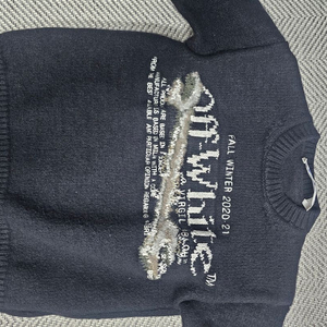 오프화이트 니트 스웨터