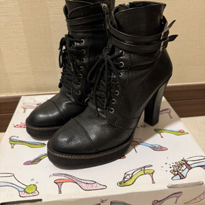 슈콤마보니 레더 앵클부츠 이미지