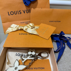 루이비통 플뢰르 에삐 백참 키링 화이트