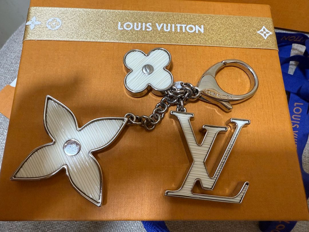 루이비통 플뢰르 에삐 백참 키링 화이트--1