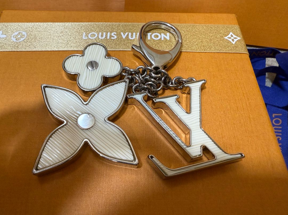 루이비통 플뢰르 에삐 백참 키링 화이트--3