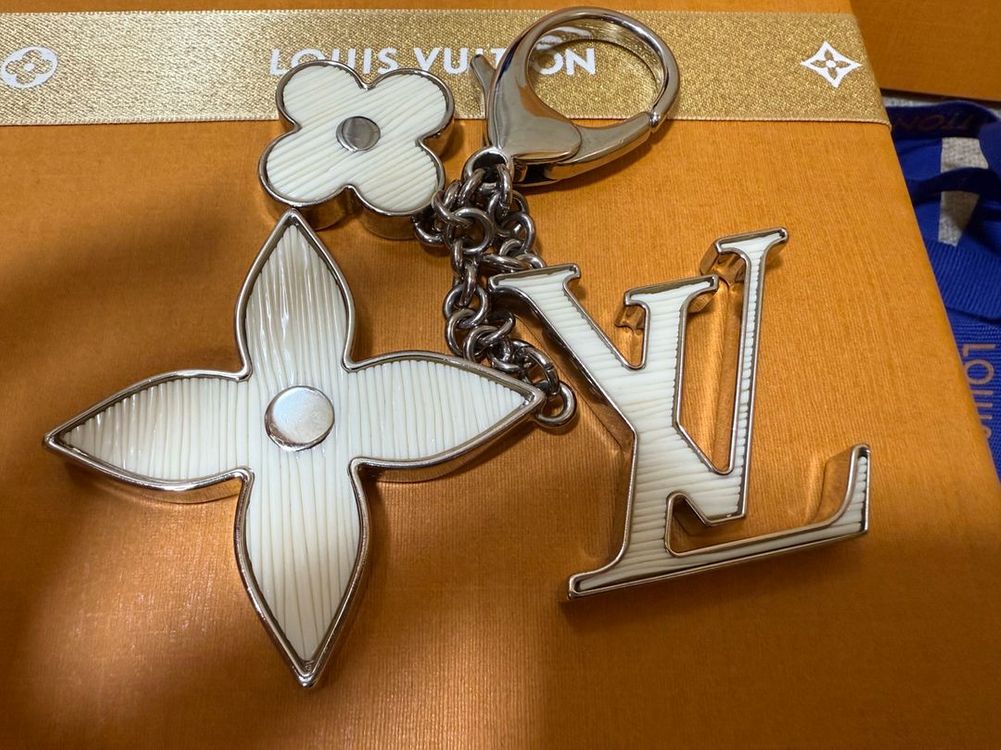 루이비통 플뢰르 에삐 백참 키링 화이트--4