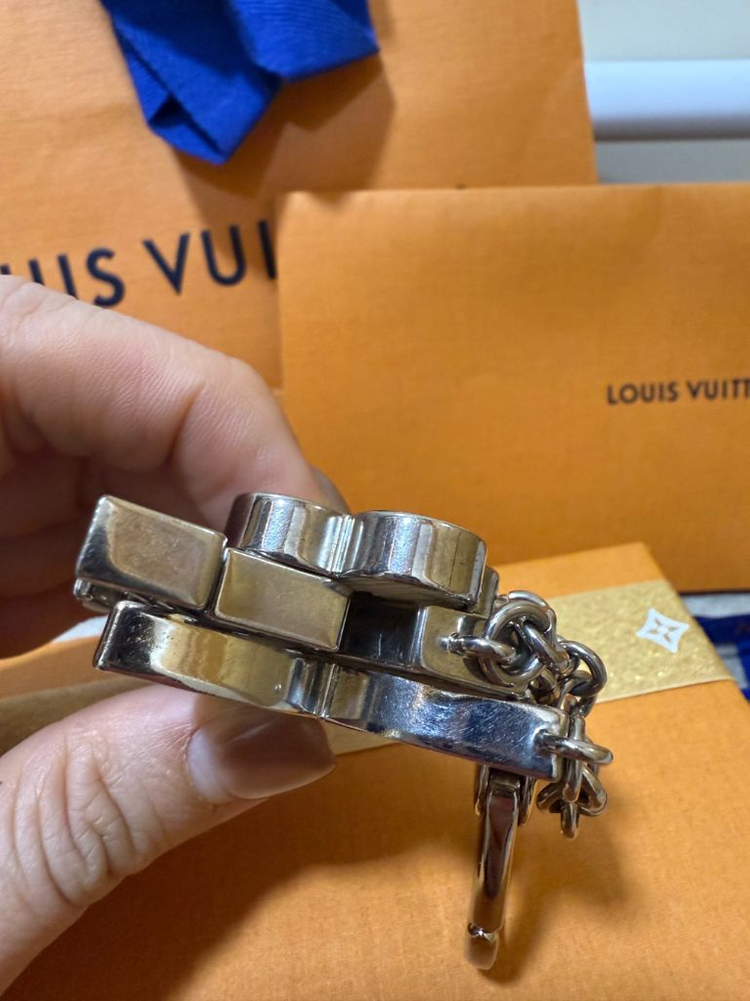 루이비통 플뢰르 에삐 백참 키링 화이트--5