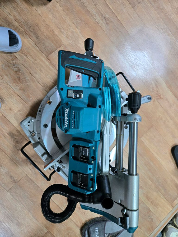 18V 무선 슬라이딩 각도절단기DLS111 이미지