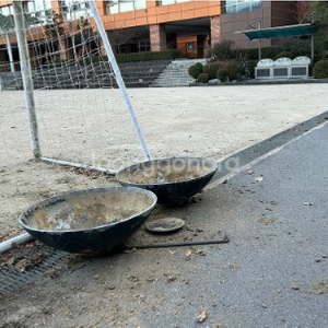 주물로 된 대형화분입니다 야외에서 화초 키우기 딱입니다