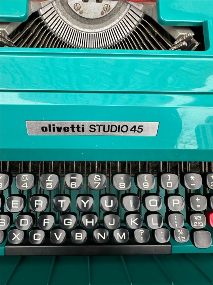 극희소 올리베티 스튜디오 45 영문타자기 이미지