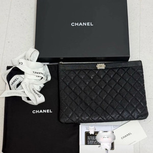 샤넬 보이 캐비어 클러치 미듐 블랙 은장