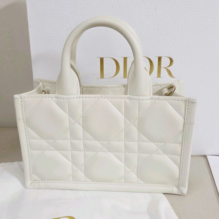 디올 북토트 미니 카나쥬 레더 라떼 이미지