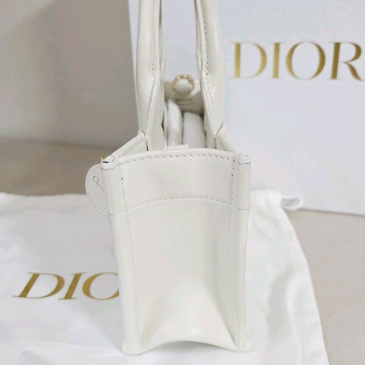 디올 북토트 미니 카나쥬 레더 라떼 이미지