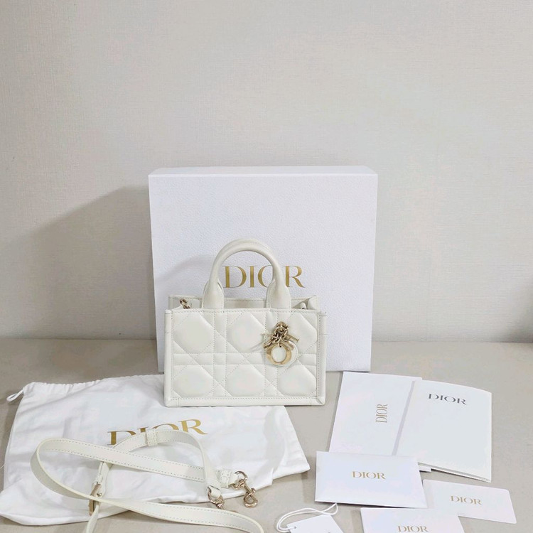 디올 북토트 미니 카나쥬 레더 라떼 이미지