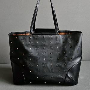 MCM 엠씨엠 비세토스 미디움 쇼퍼백 클라우디아 스터드 숄더백