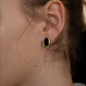 블랙 오발 은귀걸이 (마니에피에디)