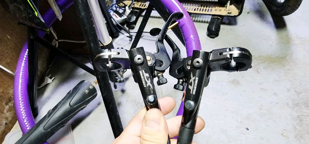 XT M8000 브레이크 판매합니다. 호스길이는 앞 71에 뒤 125cm이며, 블리딩 상태 좋으며 패드 많이 남아--1