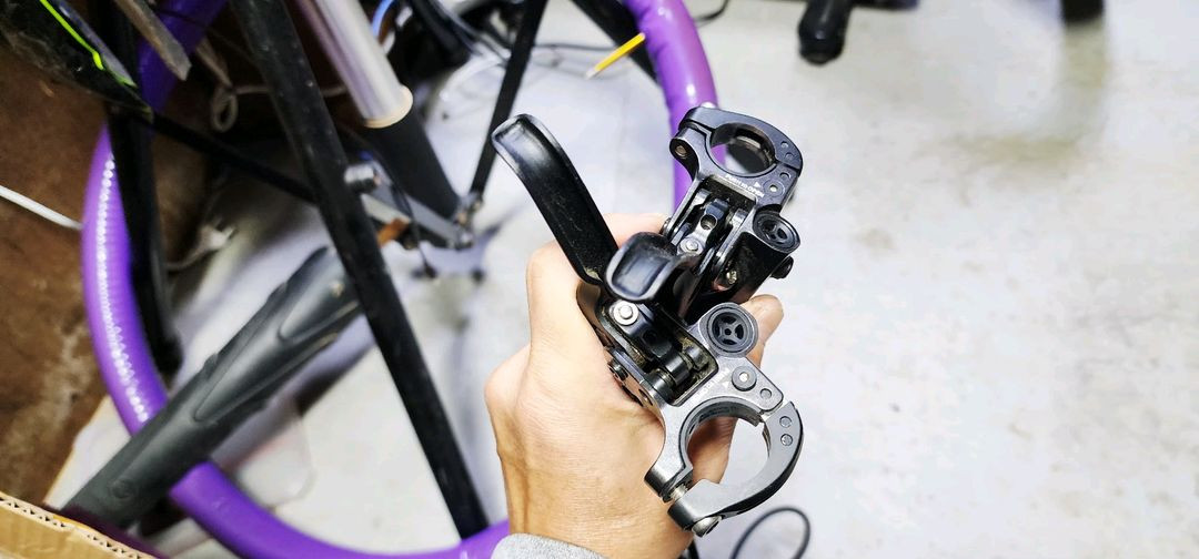 XT M8000 브레이크 판매합니다. 호스길이는 앞 71에 뒤 125cm이며, 블리딩 상태 좋으며 패드 많이 남아--2