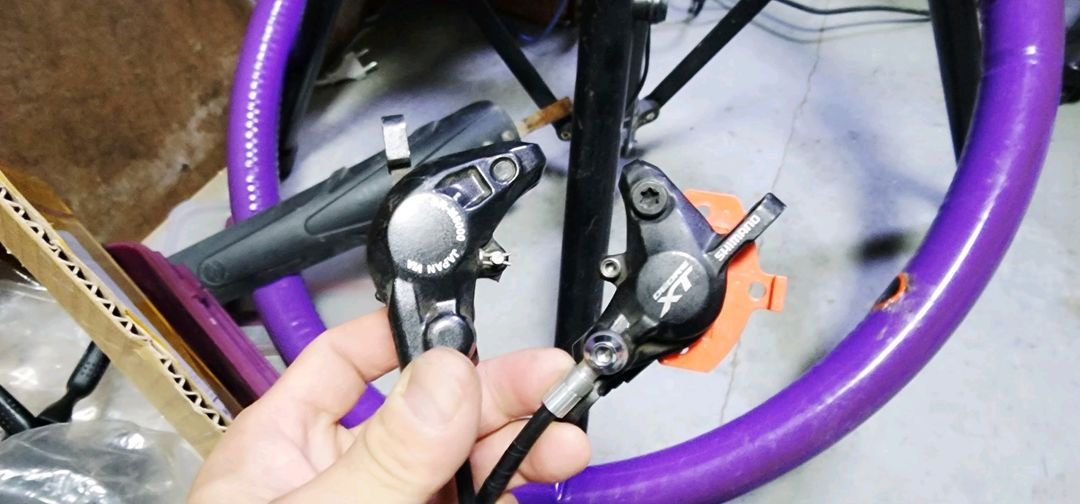 XT M8000 브레이크 판매합니다. 호스길이는 앞 71에 뒤 125cm이며, 블리딩 상태 좋으며 패드 많이 남아--3