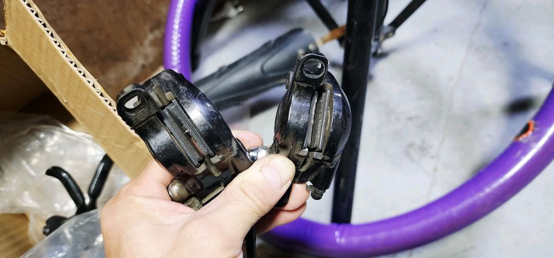 XT M8000 브레이크 판매합니다. 호스길이는 앞 71에 뒤 125cm이며, 블리딩 상태 좋으며 패드 많이 남아--4