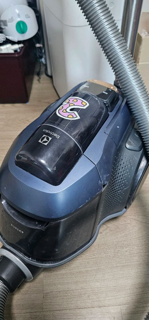 일렉트로룩스 퓨어 C9 유선청소기--1