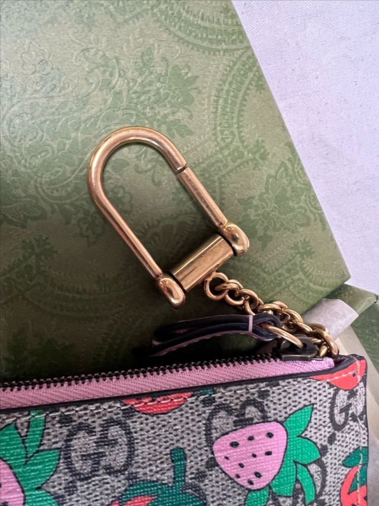 구찌 정품 딸기 키링 스트로베리 지갑 이미지