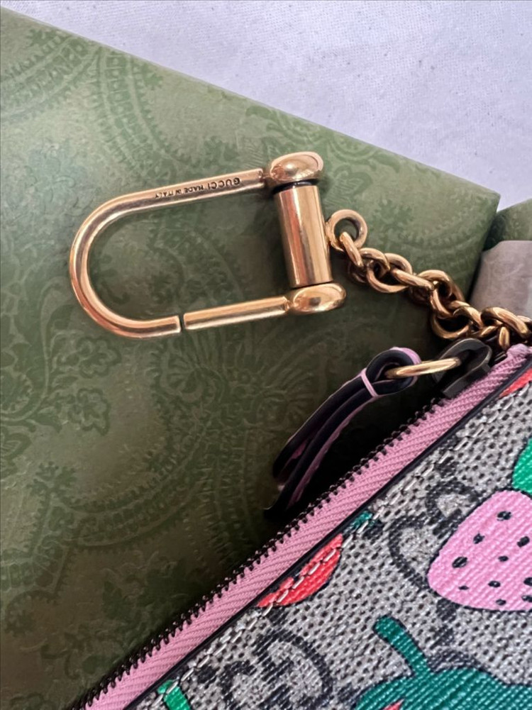 구찌 정품 딸기 키링 스트로베리 지갑 이미지