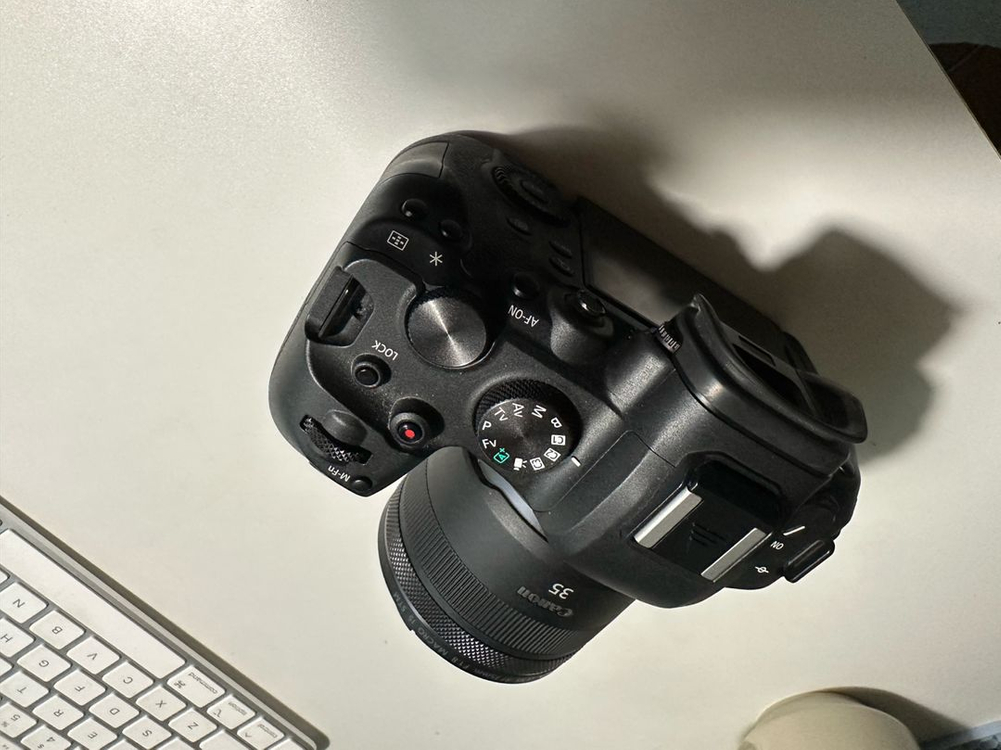 캐논 EOS R6 미러리스 카메라 이미지