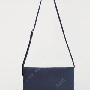 정품 COS 트라이폴드 패디드 크로스바디백 ㅡ택포6만원