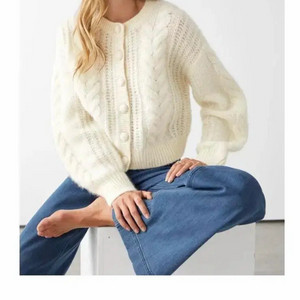 앤아더스토리즈 케이블 크롭 니트 가디건