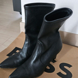 스튜어트 와이츠먼 앵클부츠 가죽 이미지