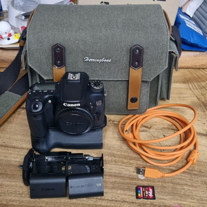 캐논 EOS 70D + 정품 배터리그립 / S급 컨디션