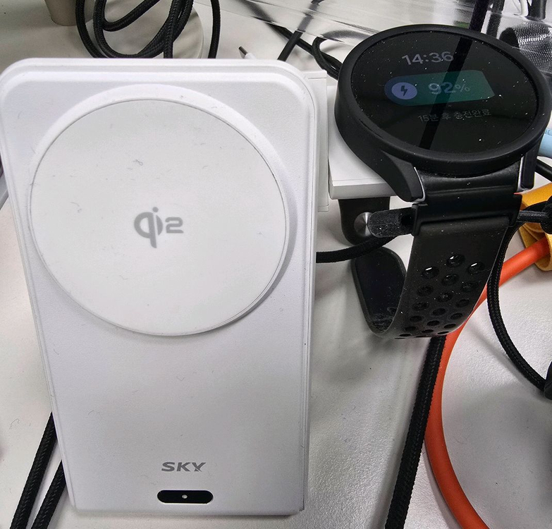 SKY 필 필 Qi2 15W 3in1 W60Q 무선 충전기 팝니다--4