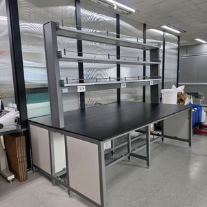실험실 중앙 작업대
