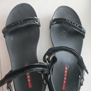 프라다 스포츠 샌들 35 (225)