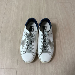 (거의 새제품) 골든구스 슈퍼스타 화이트 크림 블루탭