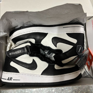 [300] 나이키 스투시 에어포스1 미드sp 블랙 앤 라이트 본