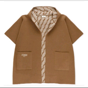 펜디키즈 케이프 (사이즈3) 판매 합니다.