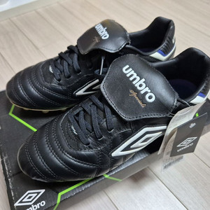 엄브로 축구화 스페셜리 이터널 프로 HG 265 사이즈 판매