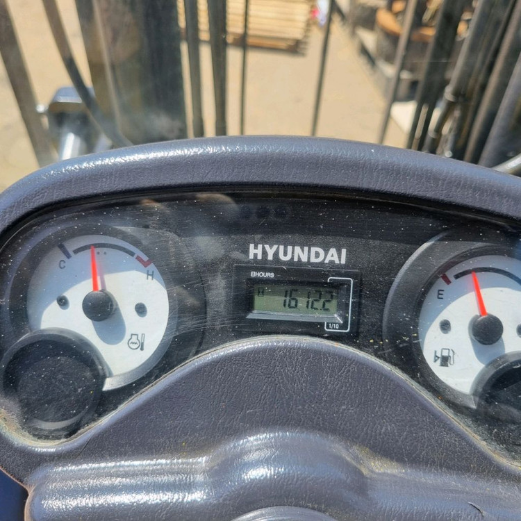 현대 2.5톤 자동발 캐빈 디젤중고지게차 이미지