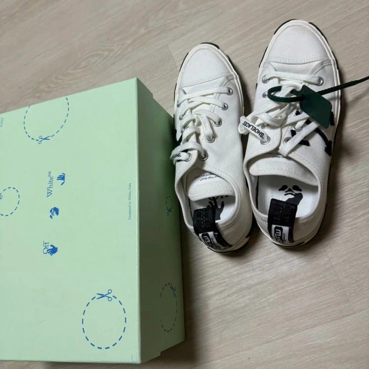 오프화이트 스니커즈 화이트 이미지