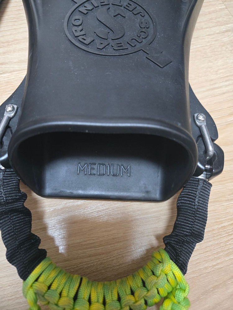 스쿠바프로 신형 제트핀 M 사이즈 팔아요 이미지