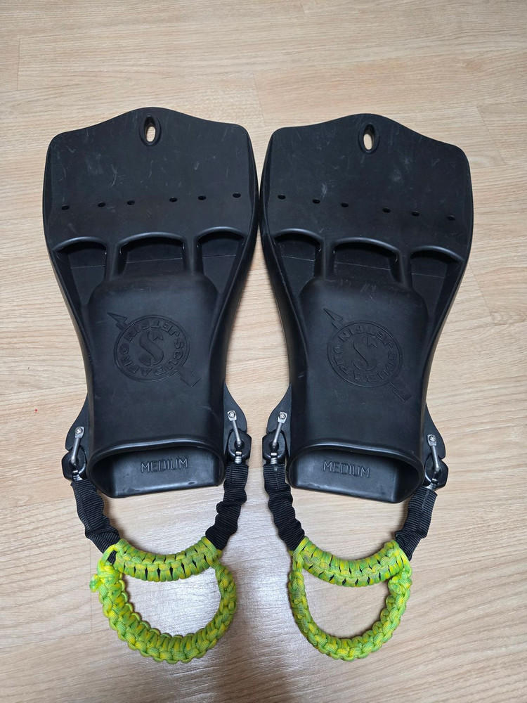 스쿠바프로 신형 제트핀 M 사이즈 팔아요 이미지