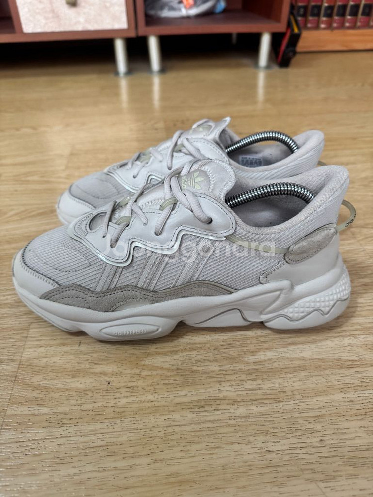 아디다스 오즈위고 아이보리 운동화 (250cm)--1