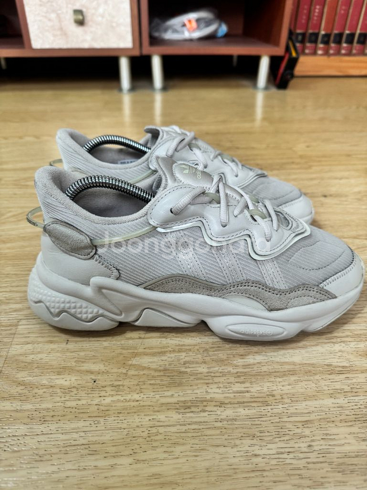 아디다스 오즈위고 아이보리 운동화 (250cm)--3