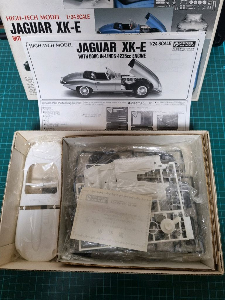 군제1/24 하이테크 재규어 XK-E--1
