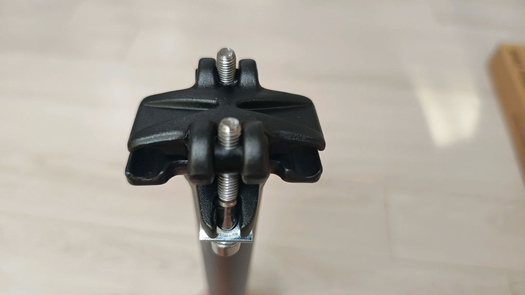 우노 UNO 자전거 싯포스트 이미지